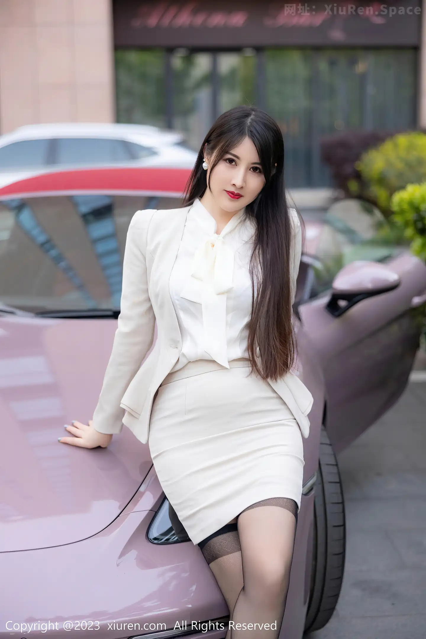 图片[2]-[XiuRen秀人网]2023.06.08 VOL.6879 诗诗kiki 白色OL制服与粉色蕾丝内衣加灰丝美腿性感私房写真集-秀人网官方网站